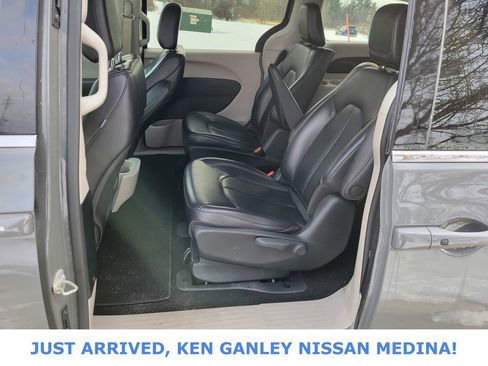 Used 2023 Chrysler Pacifica Touring-L image 15