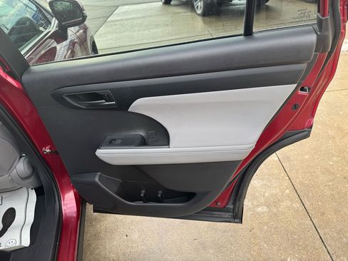 Used 2022 Toyota Highlander LE image 17