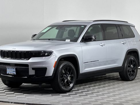 Used 2024 Jeep Grand Cherokee L Laredo image 9