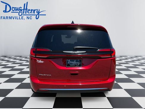 Used 2025 Chrysler Pacifica Select FWD image 4