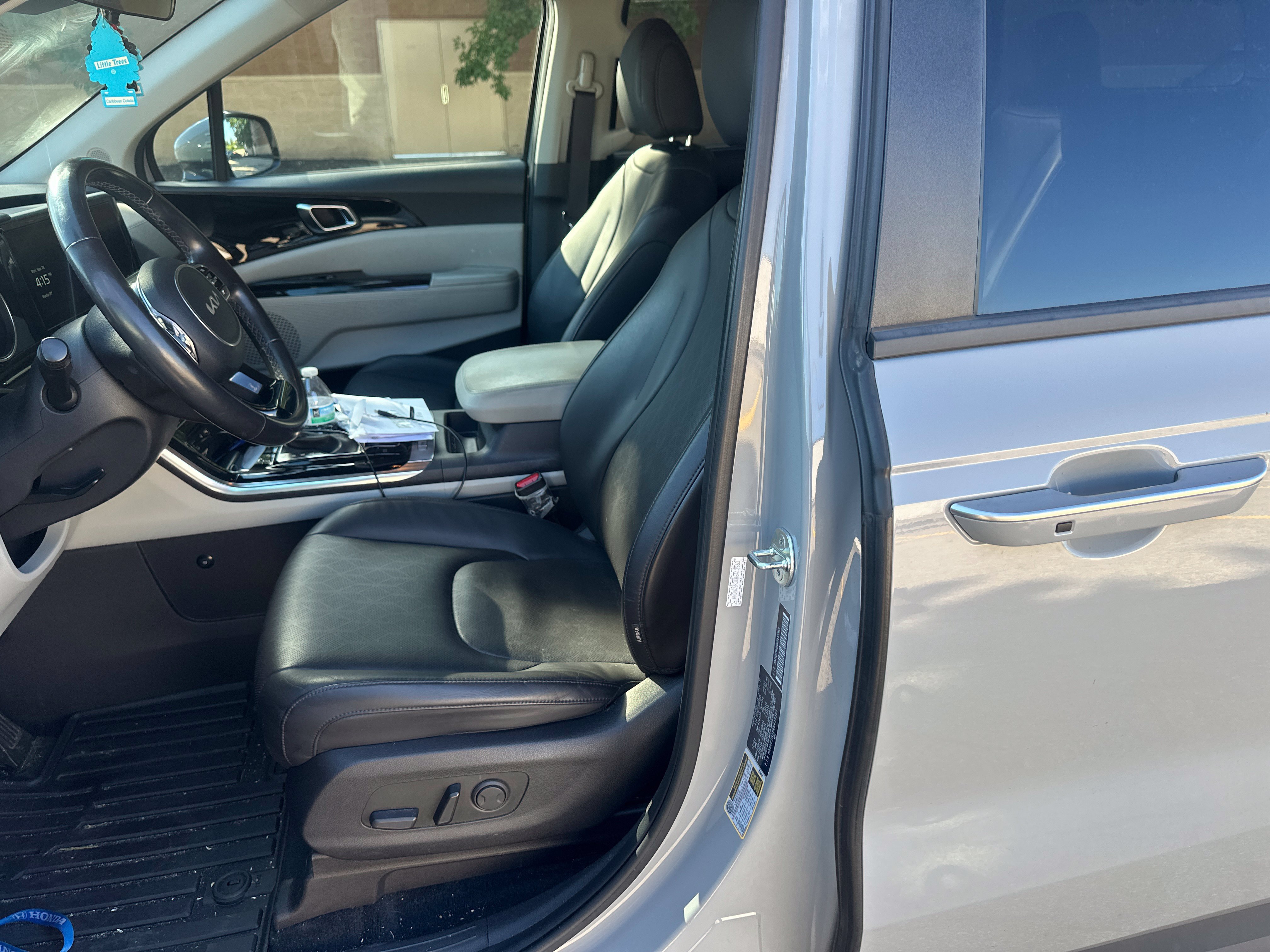 Used 2024 Kia Carnival EX FWD image 3