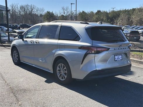 Used 2021 Toyota Sienna XLE image 5