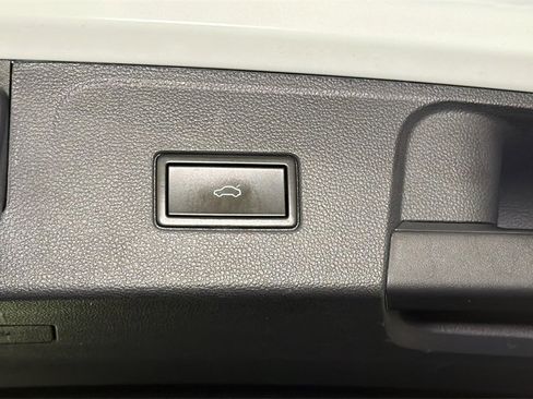 Used 2019 Volkswagen Atlas SEL Premium image 17