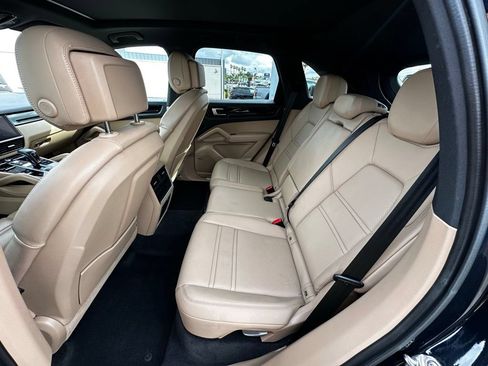 Used 2021 Porsche Cayenne AWD/4WD image 18