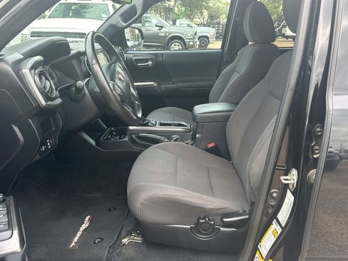 Used 2019 Toyota Tacoma TRD Sport w/ Technology Package image 17