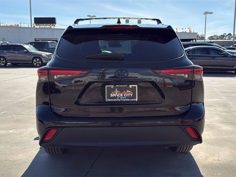 Used 2024 Toyota Highlander XLE image 6