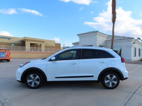 Used 2019 Kia Niro EX image 4