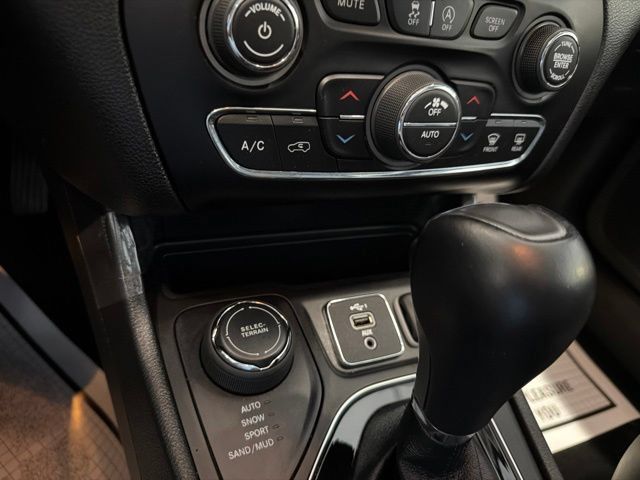 Used 2022 Jeep Cherokee Limited AWD/4WD image 26