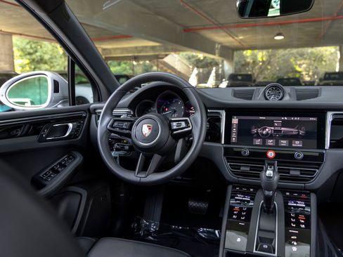 Certified 2025 Porsche Macan AWD/4WD image 40
