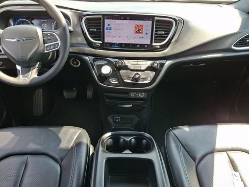 Used 2025 Chrysler Pacifica Select FWD image 16
