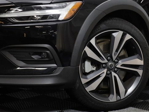 Used 2025 Volvo V60 B5 Cross Country Plus image 3