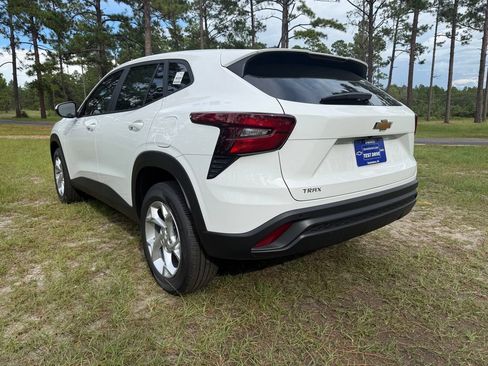 New 2026 Chevrolet Trax LS w/ LS Convenience Package FWD image 3