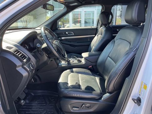 Used 2018 Ford Explorer XLT w/ Equipment Group 202A FWD image 3