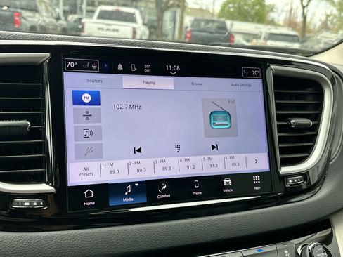 Used 2023 Chrysler Pacifica Touring-L image 12