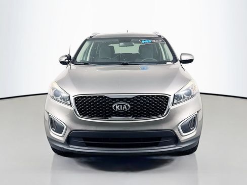 Used 2017 Kia Sorento FWD image 2