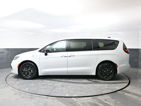 Used 2024 Chrysler Pacifica Select image 11