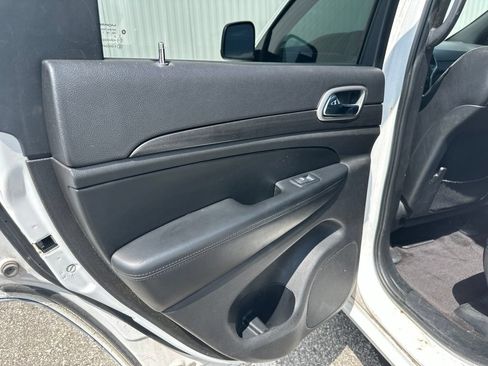 Used 2018 Jeep Grand Cherokee Altitude AWD/4WD image 15