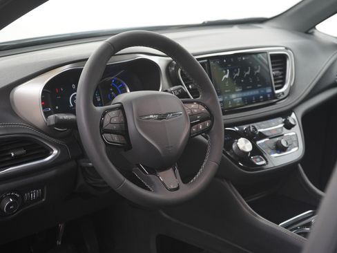 Used 2022 Chrysler Pacifica Limited w/ S Appearance Package image 23