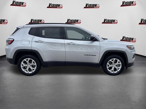 Used 2024 Jeep Compass Latitude AWD/4WD image 4
