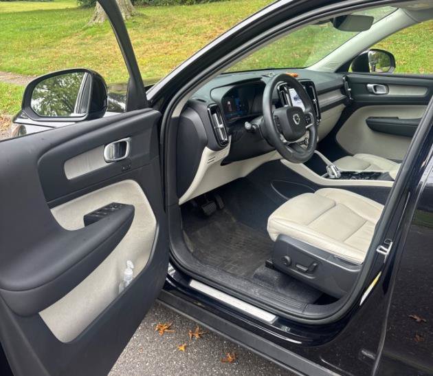 Used 2023 Volvo XC40 B5 Plus w/ Protection Package Premier AWD/4WD image 6