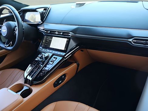 Used 2025 Aston Martin V8 Vantage Coupe RWD image 16
