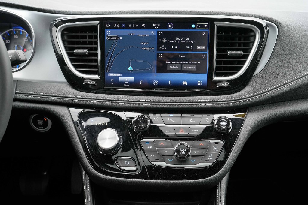 Used 2025 Chrysler Pacifica Limited FWD image 30