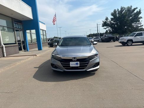 Used 2022 Honda Accord Touring image 2