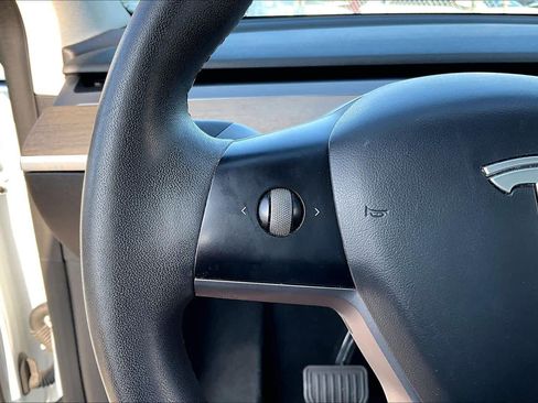 Used 2021 Tesla Model Y Long Range AWD/4WD image 21