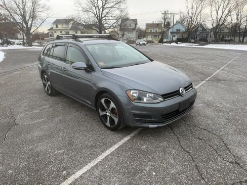 Used 2017 Volkswagen Golf S image 7