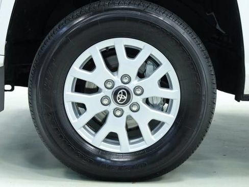 Used 2025 Toyota Tacoma SR5 AWD/4WD image 9