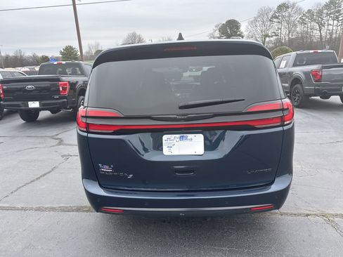 Used 2025 Chrysler Pacifica Limited image 6