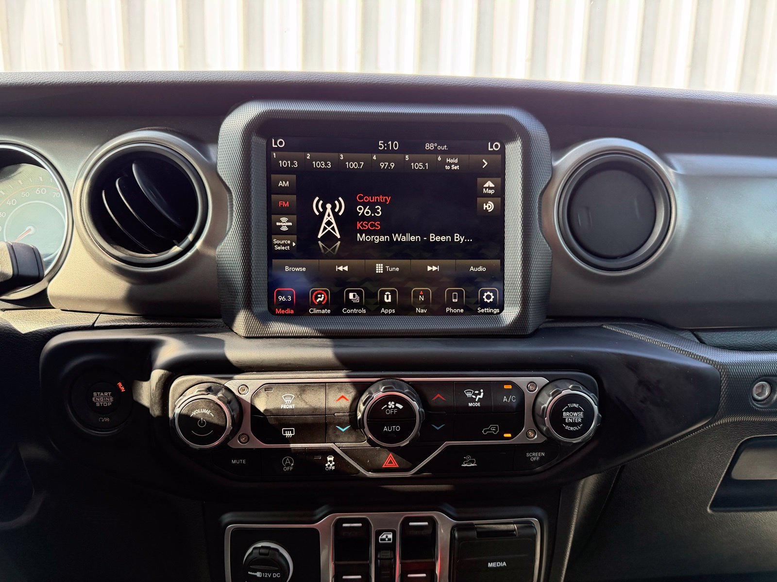 Used 2023 Jeep Gladiator Sport AWD/4WD image 16