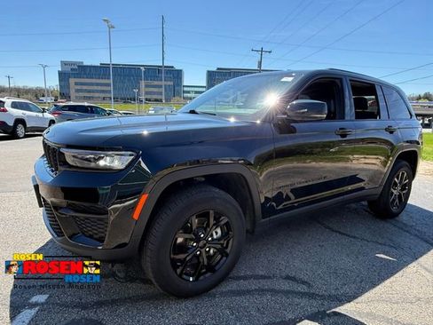 Used 2025 Jeep Grand Cherokee Altitude AWD/4WD image 6