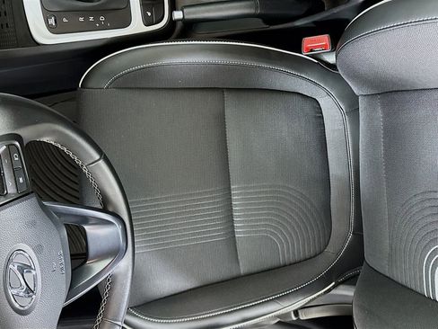 Used 2023 Hyundai Venue Limited image 20