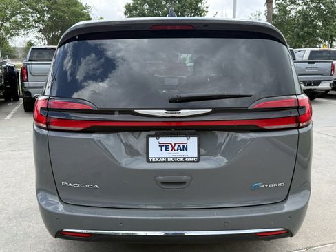 Used 2023 Chrysler Pacifica Touring-L FWD image 6