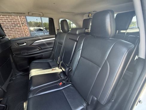 Used 2019 Toyota Highlander XLE AWD/4WD image 14