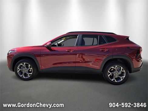 Used 2025 Chevrolet Trax LT w/ LT Convenience Package image 2