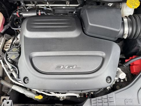 Used 2025 Chrysler Pacifica Limited FWD image 33