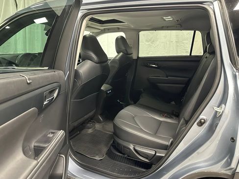 Used 2020 Toyota Highlander XLE AWD/4WD image 42