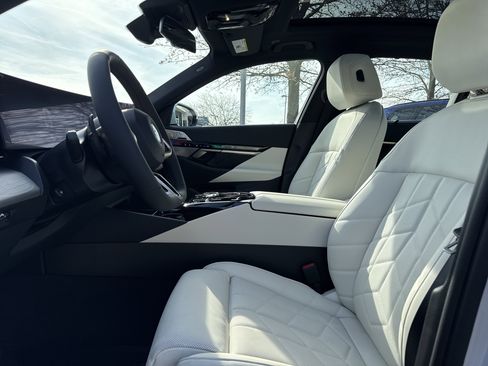 New 2026 BMW 550e xDrive w/ Executive Package AWD/4WD image 10