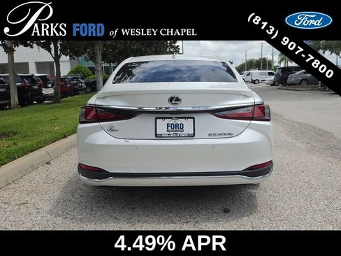 Used 2022 Lexus ES 300h Ultra Luxury w/ Accessory Package 2 FWD image 6