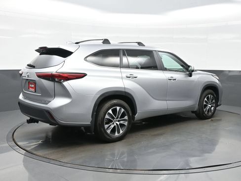Used 2023 Toyota Highlander XLE AWD/4WD image 6