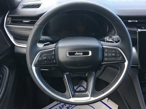 Used 2023 Jeep Grand Cherokee Altitude image 9