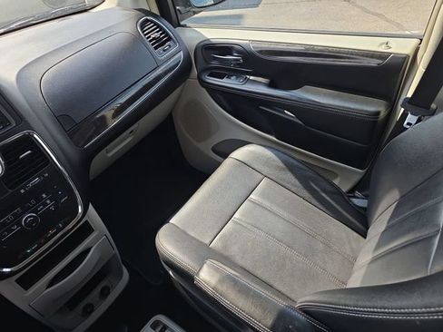 Used 2013 Chrysler Town & Country Touring FWD image 11