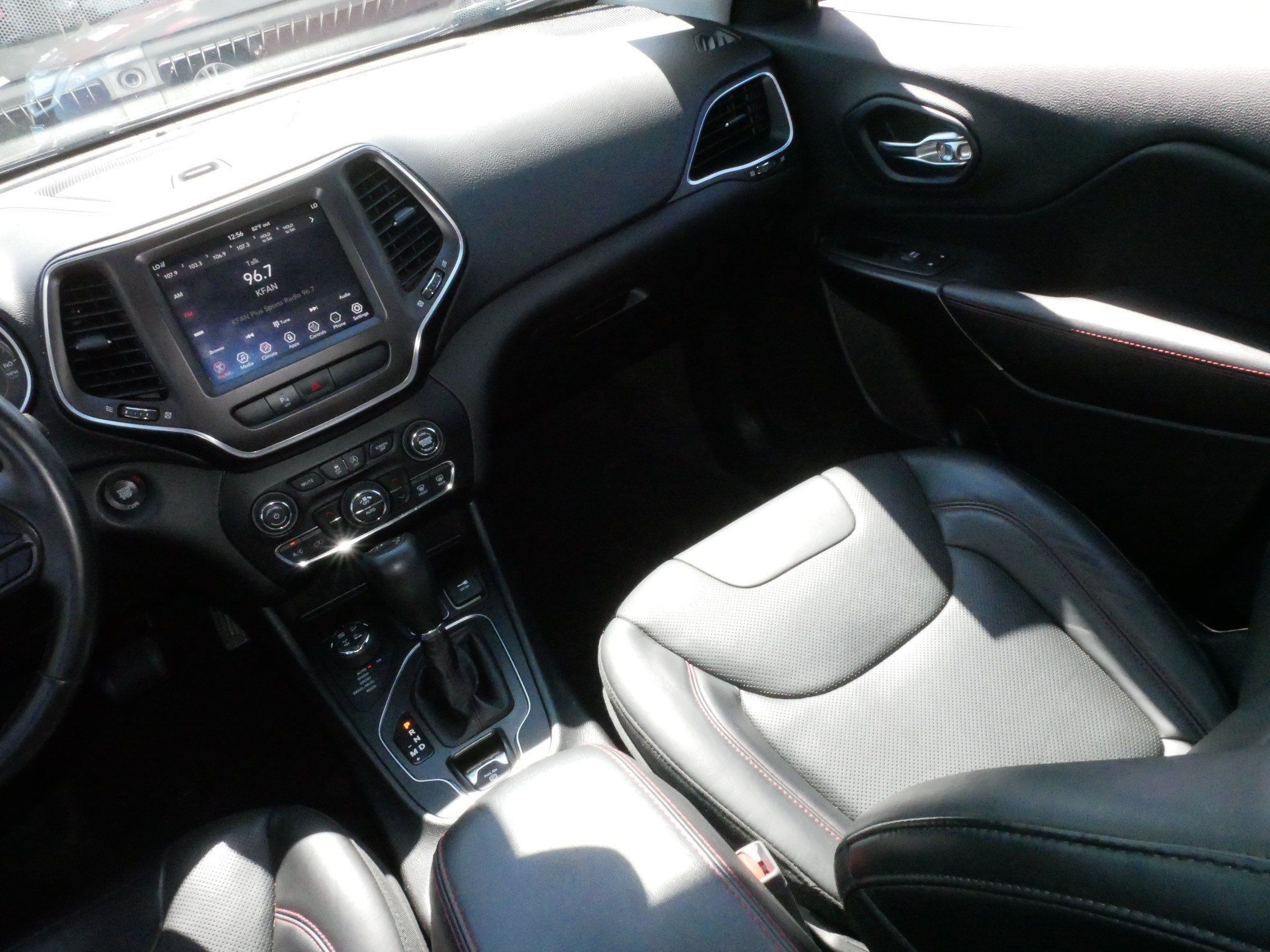 Used 2019 Jeep Cherokee Trailhawk AWD/4WD image 11
