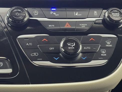 Used 2024 Chrysler Pacifica Touring-L image 38