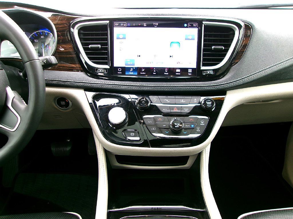 Used 2024 Chrysler Pacifica Limited FWD image 10