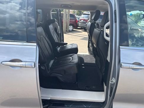 Used 2018 Chrysler Pacifica Touring-L w/ Advanced Safetytec Group FWD image 14