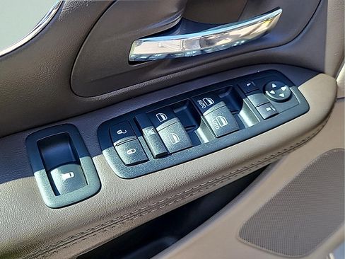 Used 2015 Chrysler Town & Country Touring w/ Driver Convenience Group FWD image 15