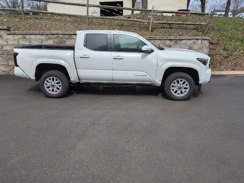 Used 2025 Toyota Tacoma SR5 AWD/4WD image 2